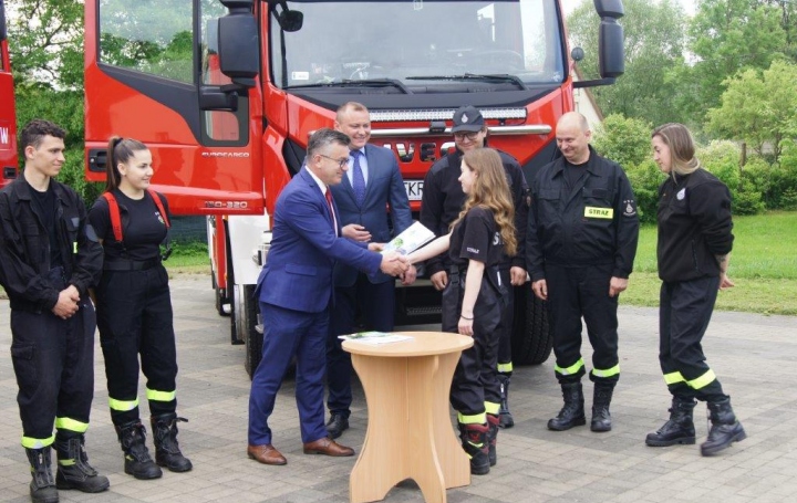 Wręczenie umów w ramach Ogólnopolskiego programu finansowania służb ratowniczych część 2), tzw. Mały Strażak